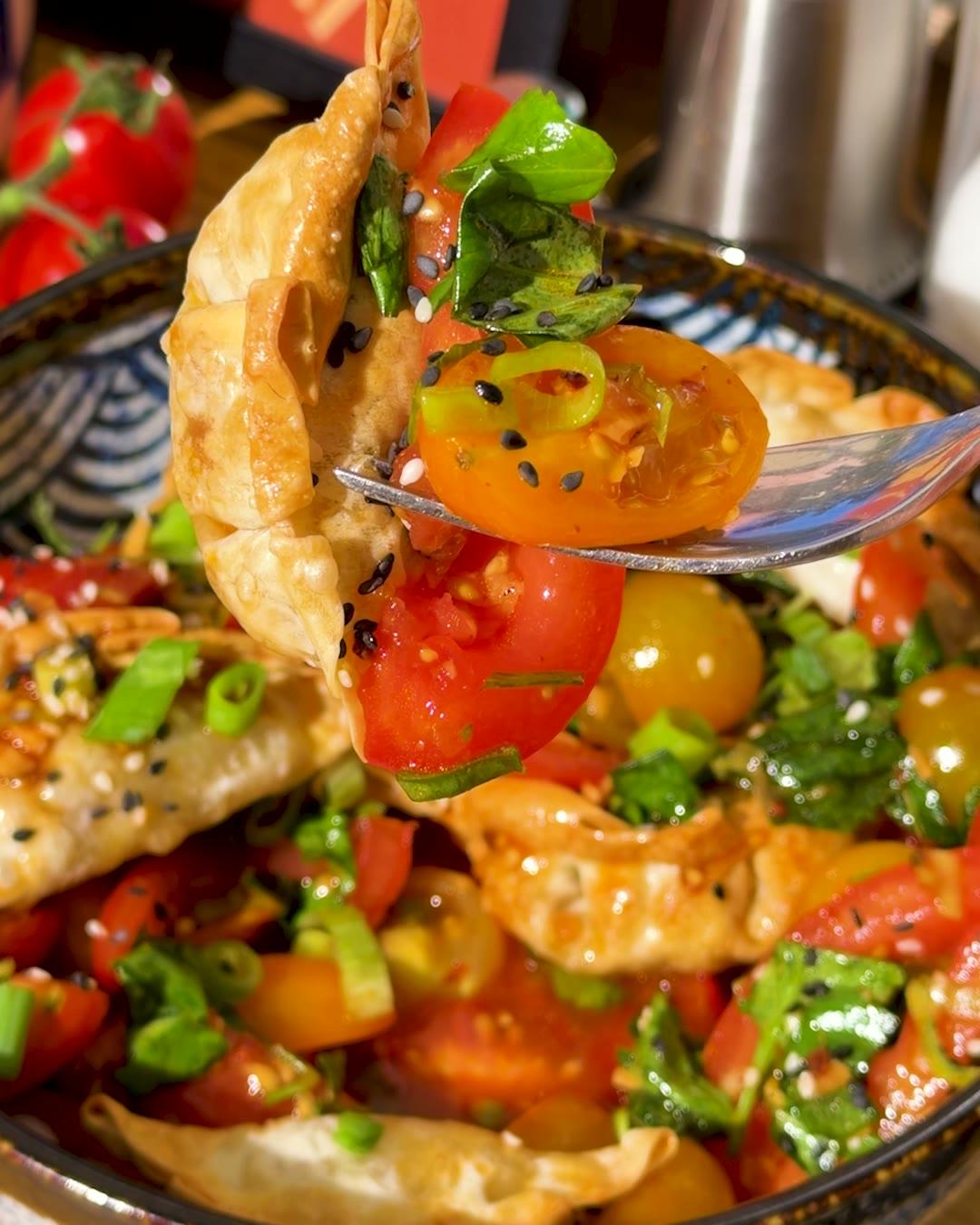 Tomatensalat mit Airfryer-Dumplings