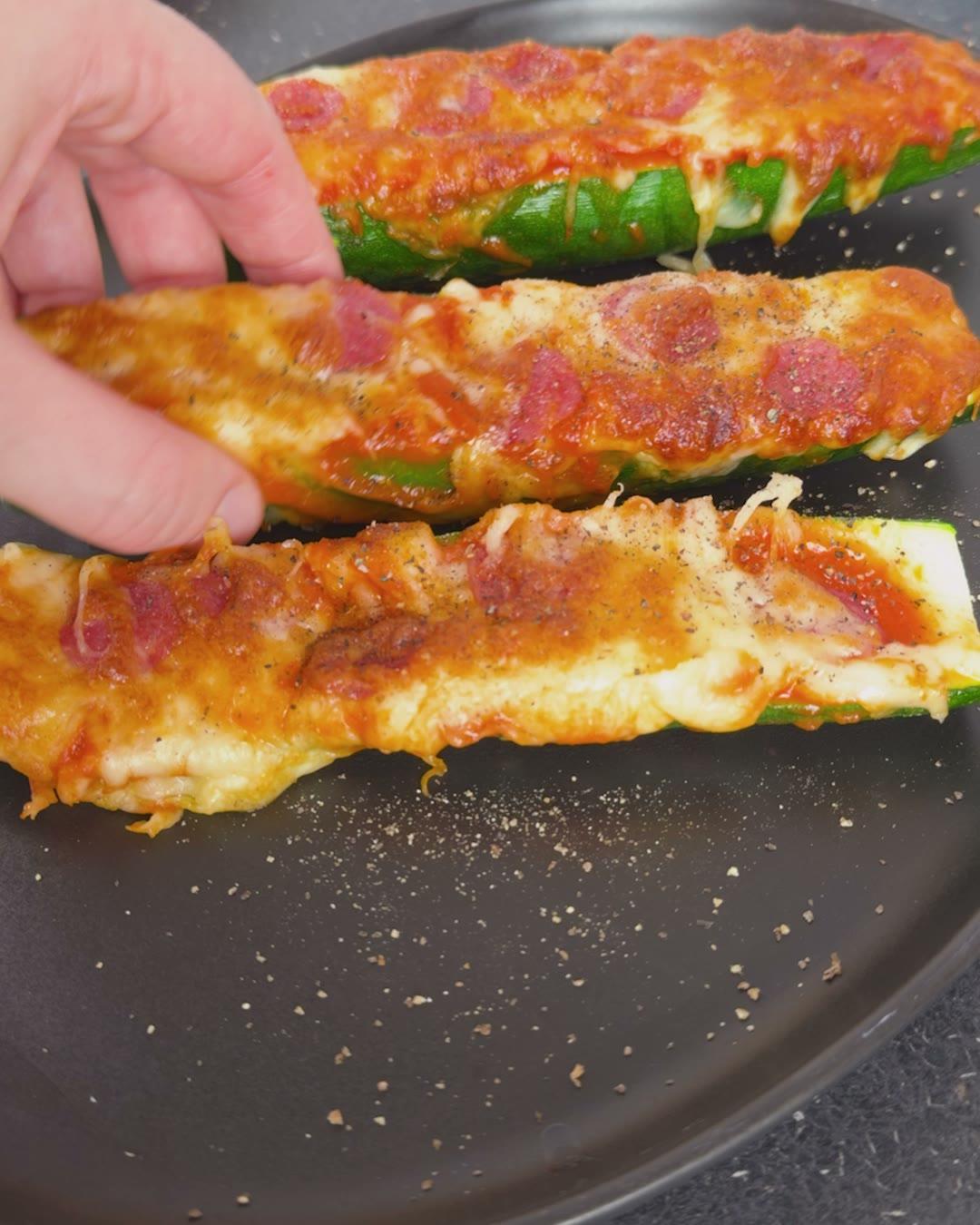 Zucchini-Pizzaboote aus dem Airfryer