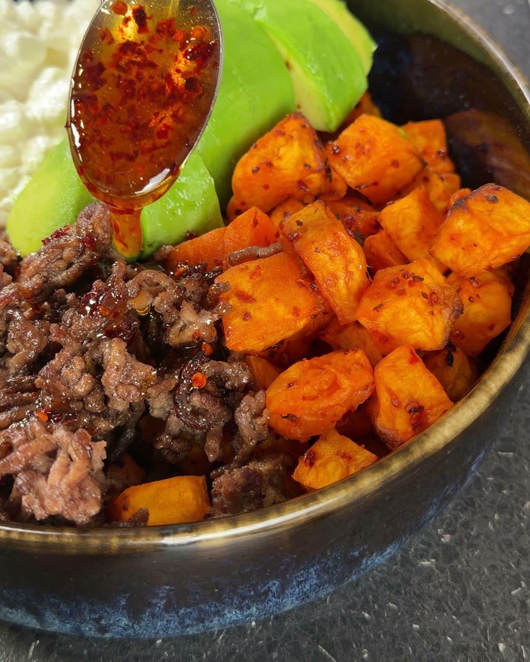 Hot Honey Süßkartoffel-Bowl aus dem Airfryer